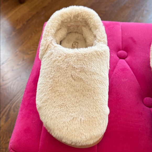 Cozy Crocs Creamy Pink Fuzzy Slippers - Picture 2 of 8